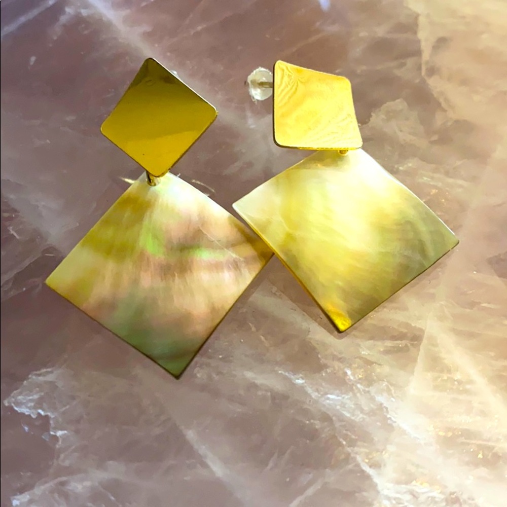 Elegant gold and shell earrings